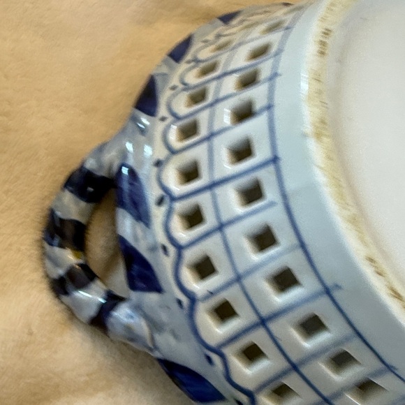 Vtg Blue White Harvest Basket Fruit Pattern Reticulated Bowl Twisted Handles 8" - Picture 6 of 6